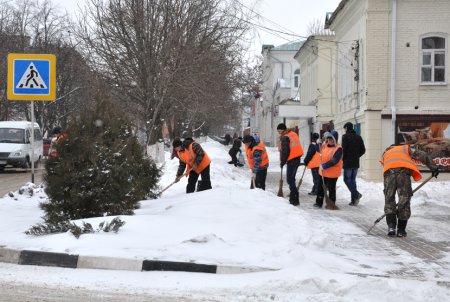 Расчистка тротуаров от снега по улице Мостовой в Алексеевке