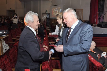 Глава администрации Алексеевского района Ф. Е. Сулим вручает юбилейные медали ветеранам Великой Отечественной войны