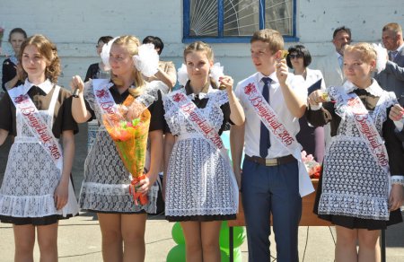 В школах Алексеевского и Красненского районов прозвенели последние звонки 