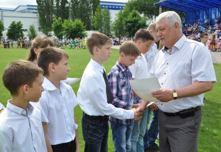 Глава администрации Алексеевского района Ф. Е. Сулим награждает талантливых ребят на празднике Детства и Семьи