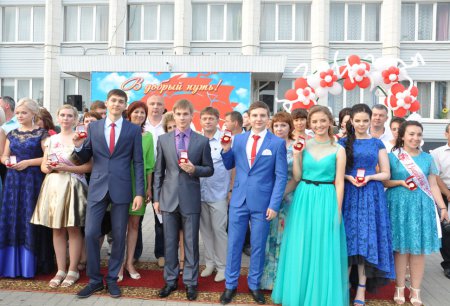 Выпускники-медалисты школ города на центральной площади Алексеевки