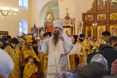 Епископ Валуйский и Алексеевский Савва проводит Божественную литургию в Свято-Троицком храме