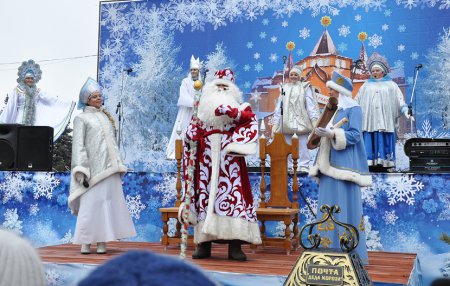 На центральной площади города открылась резиденция Деда Мороза