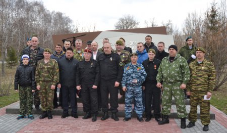 В Алексеевке побывал Герой России Сергей Юшков (в первом ряду четвёртый слева)