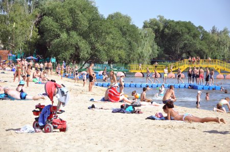 Алексеевцы спасаются от жары на обновлённом городском пляже