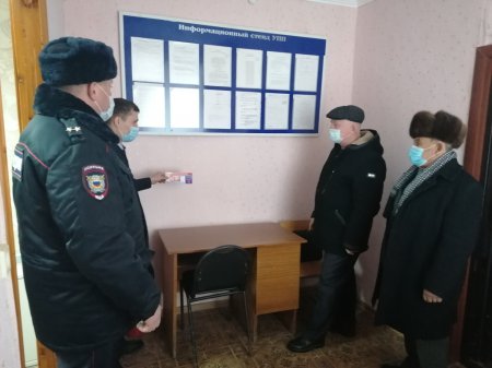В Красном общественники посетили с проверкой опорный пункт участковых уполномоченных полиции.