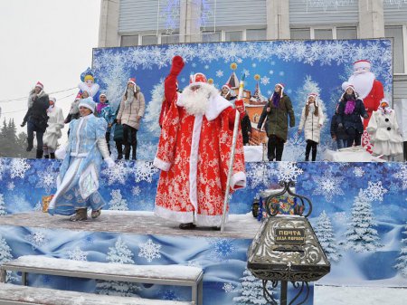 На Центральной площади Алексеевки открылась резиденция Деда Мороза!